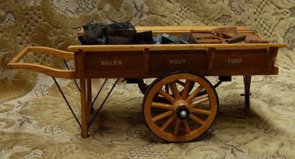 Miniatuur stootkar: hout kolen turf, Karrenmuseum Essen
